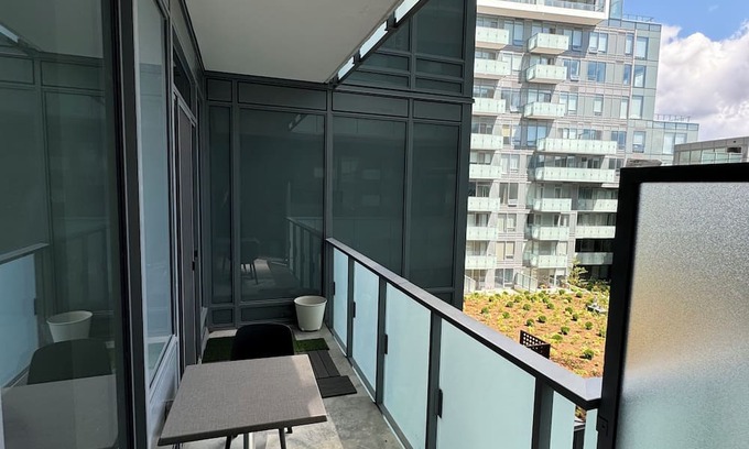 Newtonbrook Wohnung | Family sized condo in Toronto, steps to the Finch subway station and shops.