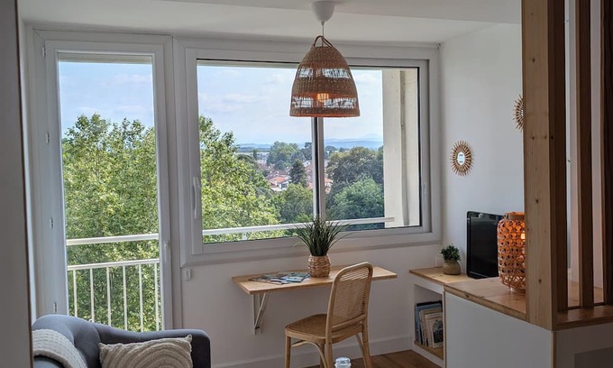 Tarbes Wohnung | Luminous studio with cosy charm, quiet location near town center