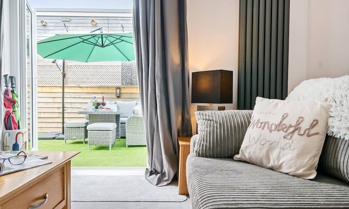 Stalbridge Hütte | Bentley's Retreat sleeps 2 guests in 1 bedroom