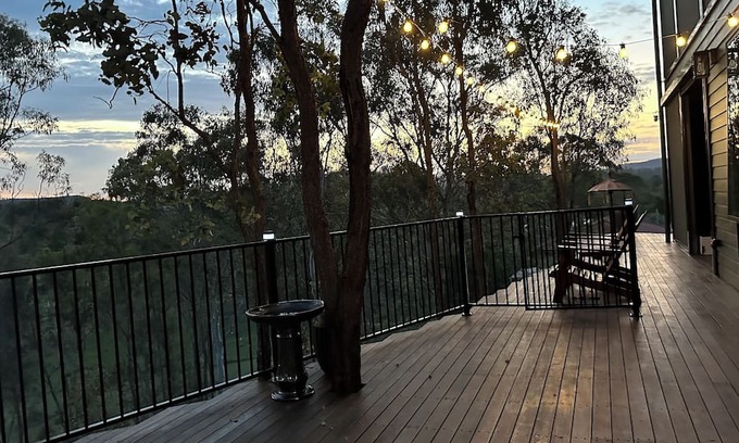 Kooralbyn Wohnung | Self Check In, getaway with stunning views of Boomerang Lagoon and Mt Kooralbyn.
