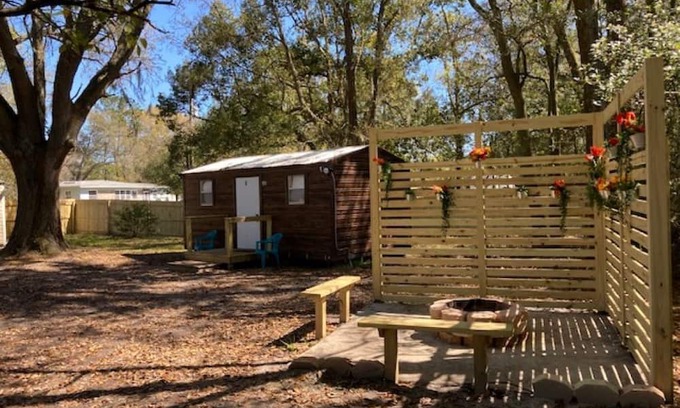 Cedar Hills Kabine | Cozy cabin with 1 bedroom and WiFi, AC in charming Jacksonville
