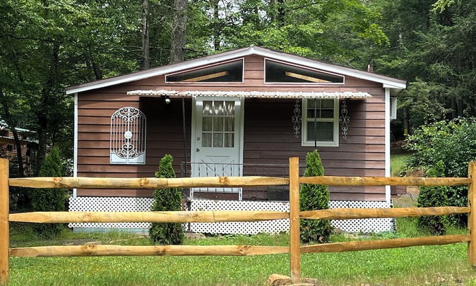 Marlinton Hütte | Charming cottage with WiFi/AC, Bicycling, Hiking, canoeing, Snowshoe Mtn, Cass.