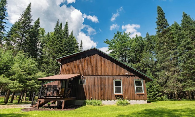 Woodgate Kabine | Beautiful 2- bedroom cabin in the Adirondacks with beach/lake access