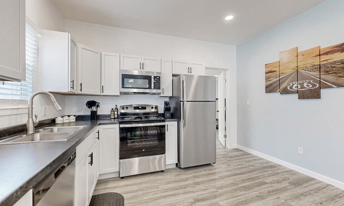 Miami Haus | Newly remodeled home near Route 66 w/WiFi, AC, Washer/Dryer