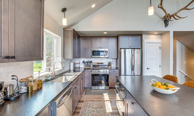 Tamarack Resort Kabine | Lakefront Family Getaway in Donnelly w/ Swim Spa!