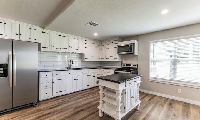 Salado Haus | Charming barn with 2 bedrooms and WiFi, AC in Salado