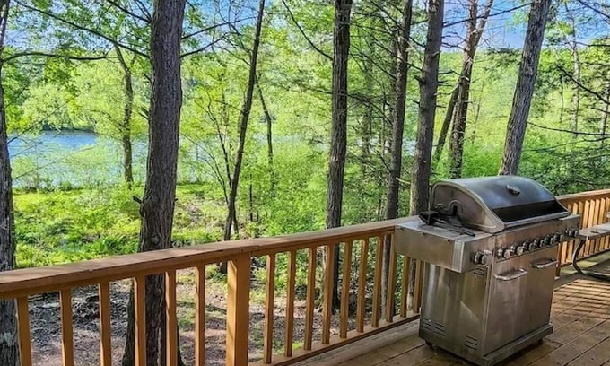 White Haven Kabine | LAKEFRONT w/HOTTUB/FIRE PIT/Arcade GAMES/5 MIN TO SKI/Sleeps 14+ Pet Friendly