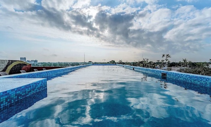 Centro Haus | Your Perfect Mérida Escapade: Elegant Rooms, Stunning Rooftop Pool - Parking