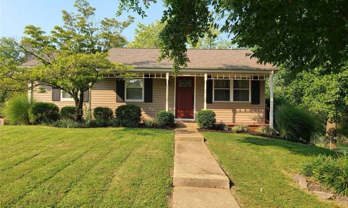 Ballwin Haus | Charming 1-bedroom in basement with AC, WiFi in awesome Ballwin
