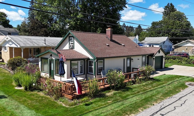 Edinboro Haus | Lolly's Lookout a Spacious 5-bedroom house in Edinboro, PA
