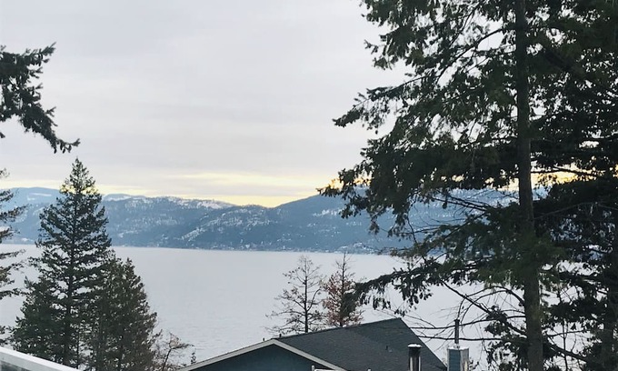 Central Okanagan Wohnung | Charming 2-bedroom SUITE with AMAZING LAKE AND MOUNTAIN VIEWS, WiFi and AC