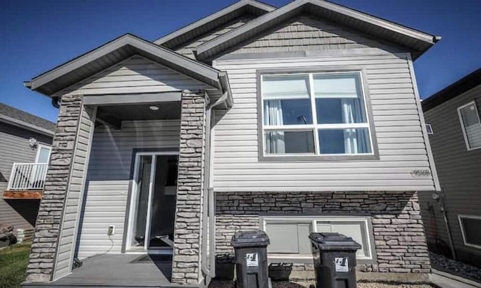 Clairmont Wohnung | 3 bed, 2 full bathrooms parking for 2 vehicles