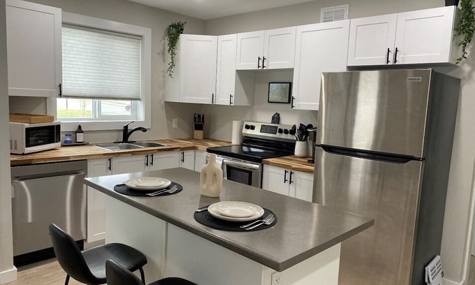 Sioux Lookout Wohnung | Cozy apartment in lovely Sioux Lookout with AC, WiFi, Netflix, Amazon Prime