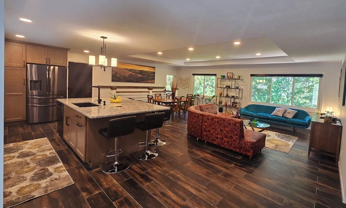 Manhattan Haus | The Bradley House - Beautiful & Spacious Home - Near Campus & Stadium