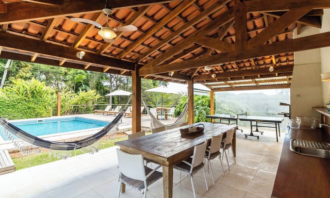 Ibiuna Hütte | Paraíso à Beira da Represa: Casa Luxuosa com Piscina no Veleiros de Ibiúna!