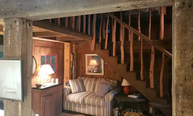 Adamsville Haus | Peaceful country barn near the RI/MA coast.