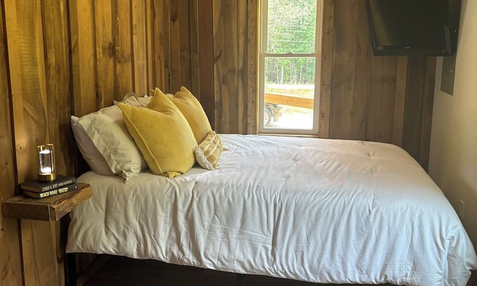 Dennis Kabine | Cabin at Bay Springs Lake & Tishomingo State Park