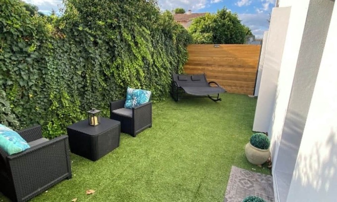 Marsillargues Wohnung | 2-person apartment with Jacuzzi suite, garden, close to beaches.