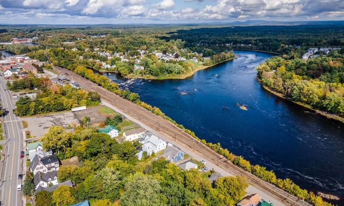 Costigan Wohnung | Serene Riverside Retreat: 4BD Getaway near Bangor