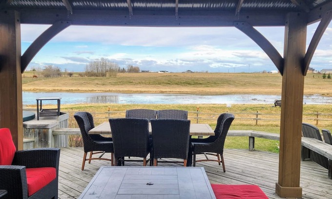 Okotoks Haus | Beautiful Acreage to Relax and Unwind
