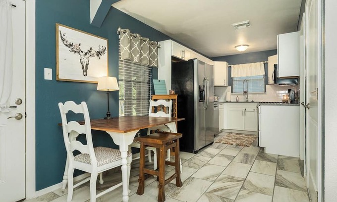 Lake Jackson Haus | The Charmer