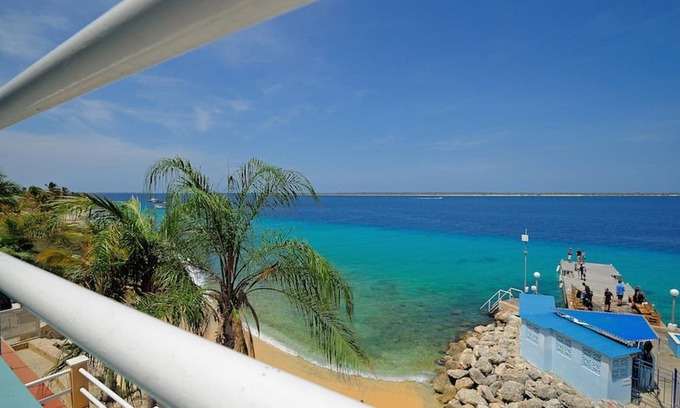 Kralendijk Haus | Den Laman Tarpon - 2 bedroom apartment oceanfront