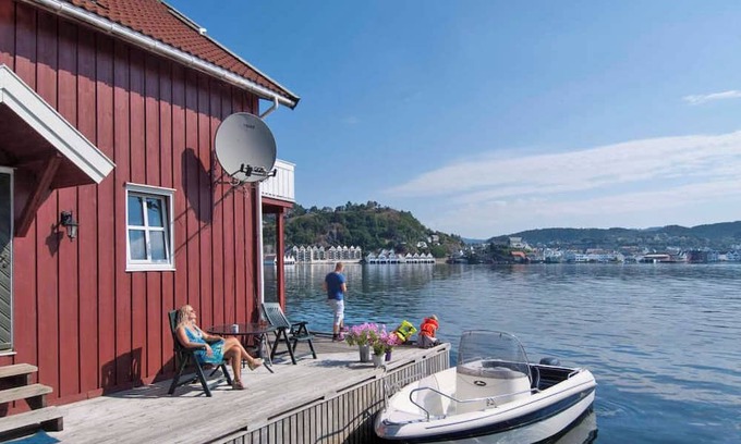 Flekkefjord Wohnung | "Holiday apartment "Fagerstrand 2", Flekkefjord, in a beautiful location directly on the water, southern Norway, 2-3 persons, or 2 adults and 2 children, internet, living-dining area, 1 bedroom, 1 bathroom, non-smoking, changeover day Saturdays, n.