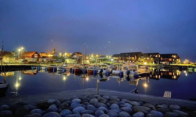 Vestbygd Haus | Holiday home 'Lista Maritim 5', built 2021, at the guest harbor in Borhaug-Borshavn near Farsund, Listafjorden, southern Norway, 7+2 persons, 135 m² living space, panoramic windows and south-facing balcony. south-facing balcony, modern furnishing.