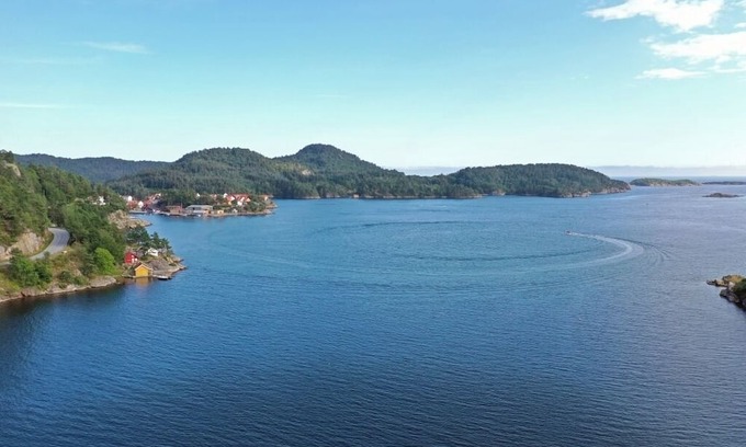Lindesnes Haus | Holiday home Loneperle, new from summer 2023 ! in Lonestrand near Lindesnes-Furuholmen, southern Norway, sunny, spacious property with its own lake 'Lonetjønna' at the house, chic fully restored cottage for 6 people, tastefully furnished, 3 bedro.