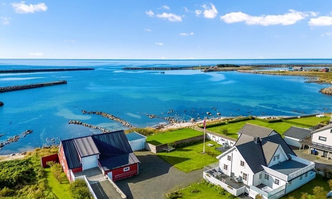 Borhaug Haus | Holiday home 'Havbris' new on offer, in Borhaug near Farsund, South Norway with own beach line, booking start now! House with flair and garden in south-facing location on bay with own sandy beach on Listafjorden, southern Norway, max 11 pers., ma