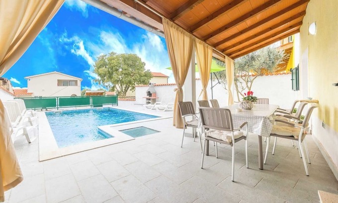 Skatari Haus | Olga - Pula · Holiday home Olga with Pool & Pet friendly