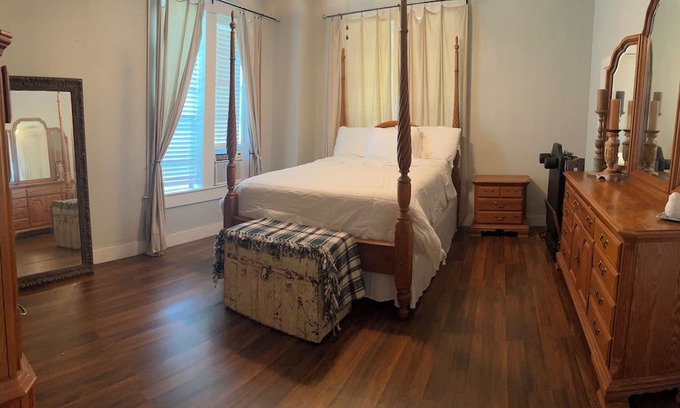 Elliott Haus | Charming farmhouse just five minutes away from Grenada Lake.