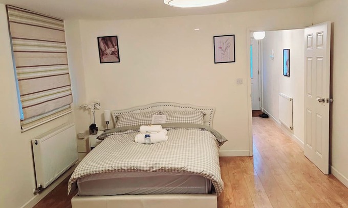 Stone Haus | Clean cosy& Large Bedroom in Dartford - Close to all amenities & Central London