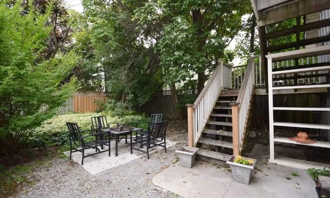 Cobourg Kabine | Welcome to our charming 2-bedroom, 1-bathroom home in the heart of downtown Cobourg