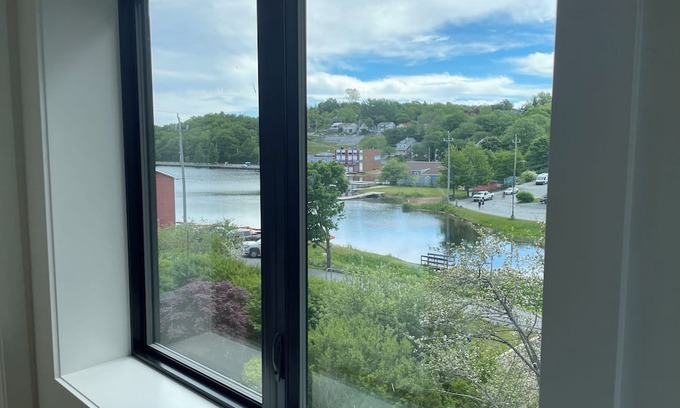 Dartmouth Haus | CharmingBrand new 3-bedroom house with WiFi and AC in peaceful Dartmouth.