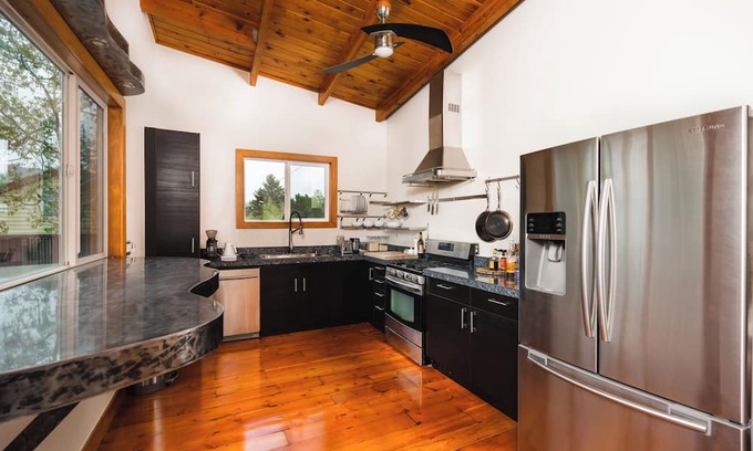Heeney Kabine | Cozy 2-bedroom cabin in Heeney with lake access and stellar deck views