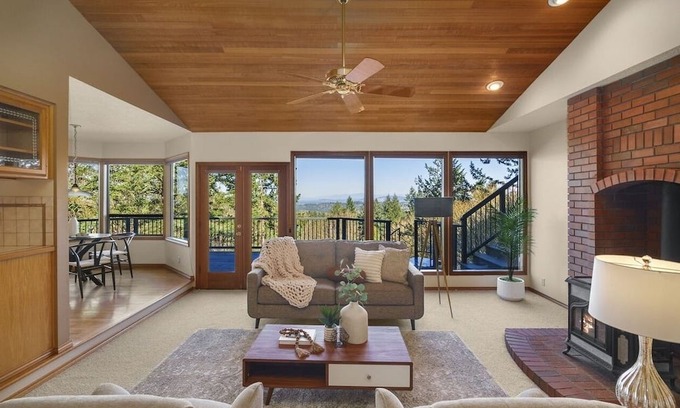 Mount Park Haus | Cozy 4-bedroom house in tranquil Lake Oswego with AC - great views of Mt. Hood.