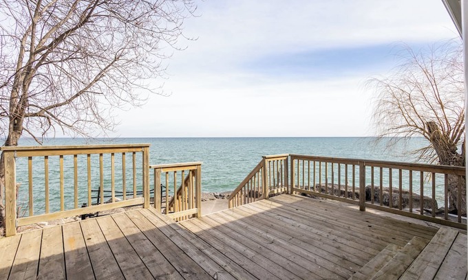 Stoney Creek Hütte | Beautiful 3Br Waterfront Cottage Located Directly on Lake Ontario!