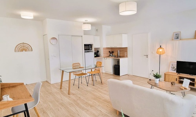 Rueil-Malmaison Wohnung | Very nice 2-room apartment in the center of town. Access by bus, RER