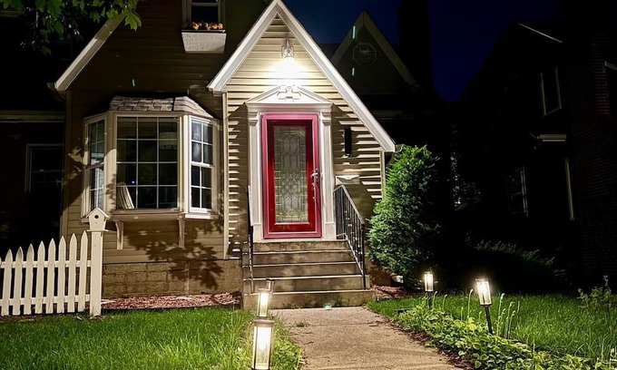 Fulton Haus | Charming 2-bed Suite with AC &WiFi ^^50th & France ONLY 1m to Lake Harriet!!