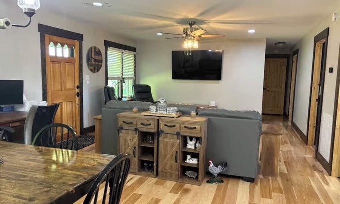 Maysville Sonstige | Relax after boating Lake Cumberland or enjoying Somernites Cruise In with the whole crew at our picturesque 100 acre Farm!