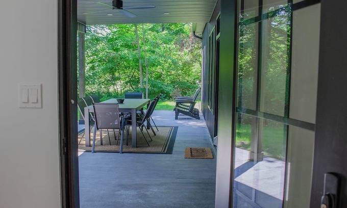 Marlboro Haus | The Noir House: modern new construction in the heart of Hudson Valley