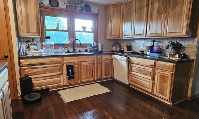 Mukwonago Haus | Charming 2-bedroom house in tranquil Mukwonago . 25 min to downtown Milwaukee.