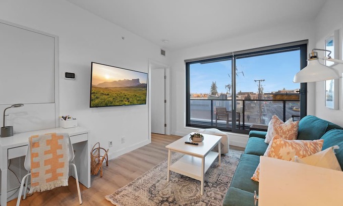 Crescent Heights Wohnung | "Baja Blast" 2BR |Mins to Saddledome | Rooftop Patio