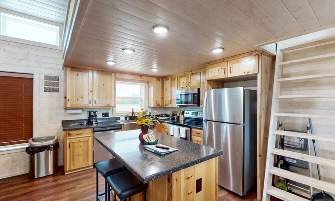 Paige Haus | Cozy cottage with private pond, covered deck, + wifi