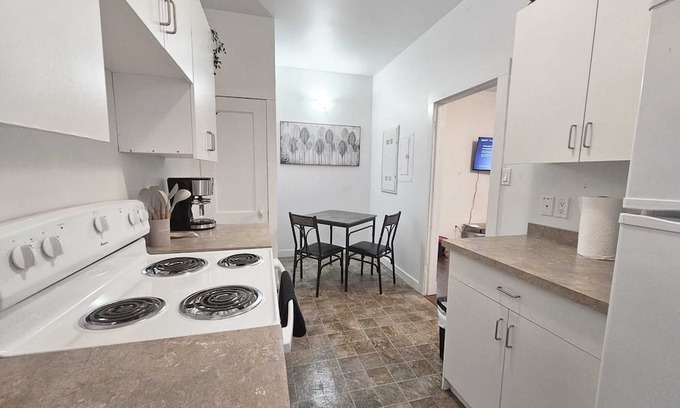 Moose Jaw Wohnung | Best Airbnb in MJ Sleeps 2 Parking Coffee