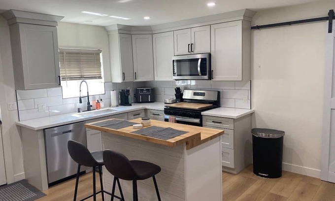 Penryn Hütte | Penryn Farmhouse Cottage located within close proximity to everything.