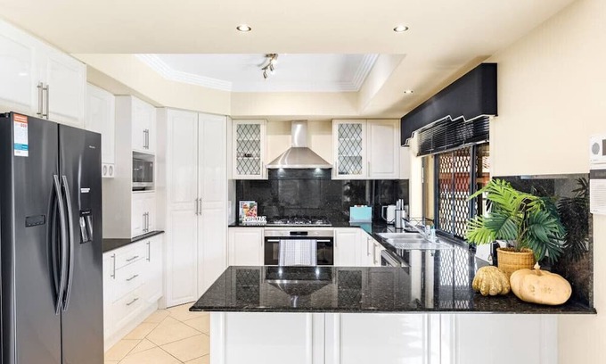 Stretton Haus | 5 BR family house close to Highway and mall