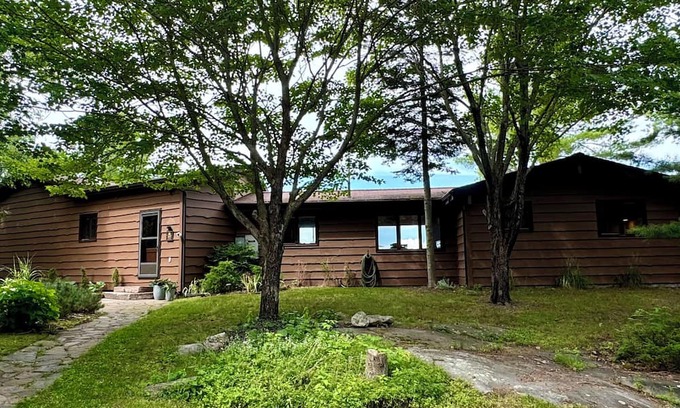 The Archipelago Hütte | Beautiful lakefront Georgian Bay Cottage in Pointe Au Baril, Family friendly