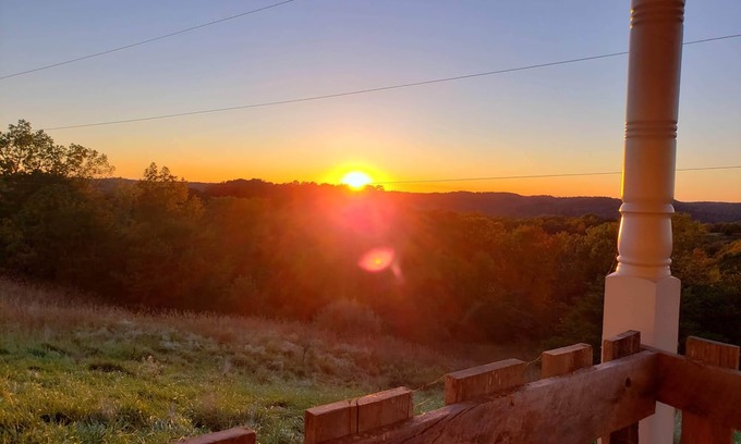 Palestine Haus | Serenity Ridge Relaxing family getaway with a view.